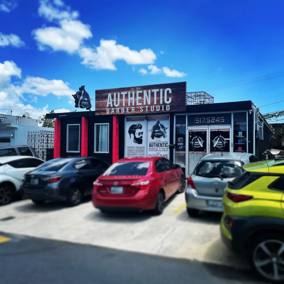 Fachada de Authentic Barber Studio en la Calle Atenas, Bayamón, con su letrero negro y rojo.
